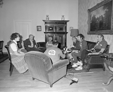 884282 Afbeelding van burgemeester mevr. drs. M.W.M. ('Lien') Vos-van Gortel, die een delegatie uit het Italiaanse ...